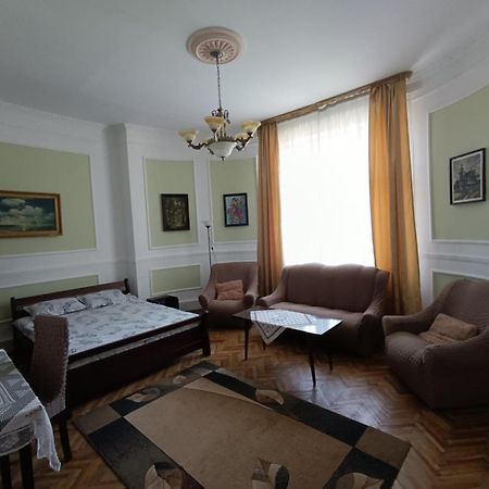 Старовинні Апартаменти У Центрі Міста Uzjhorod Eksteriør bilde