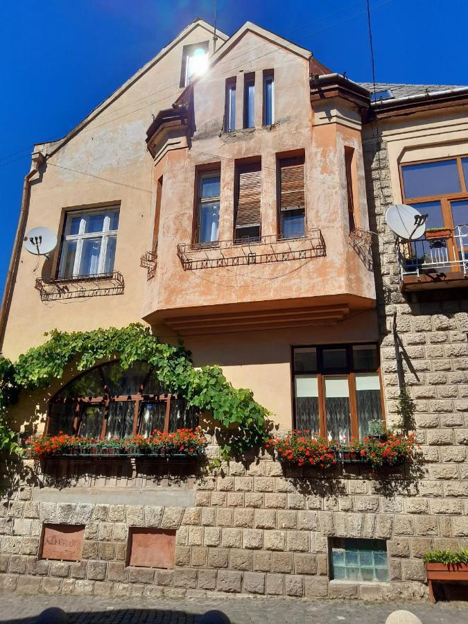 Старовинні Апартаменти У Центрі Міста Uzjhorod Eksteriør bilde