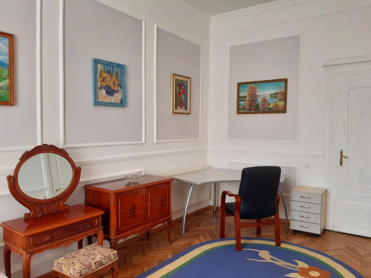 Старовинні Апартаменти У Центрі Міста Uzjhorod Eksteriør bilde