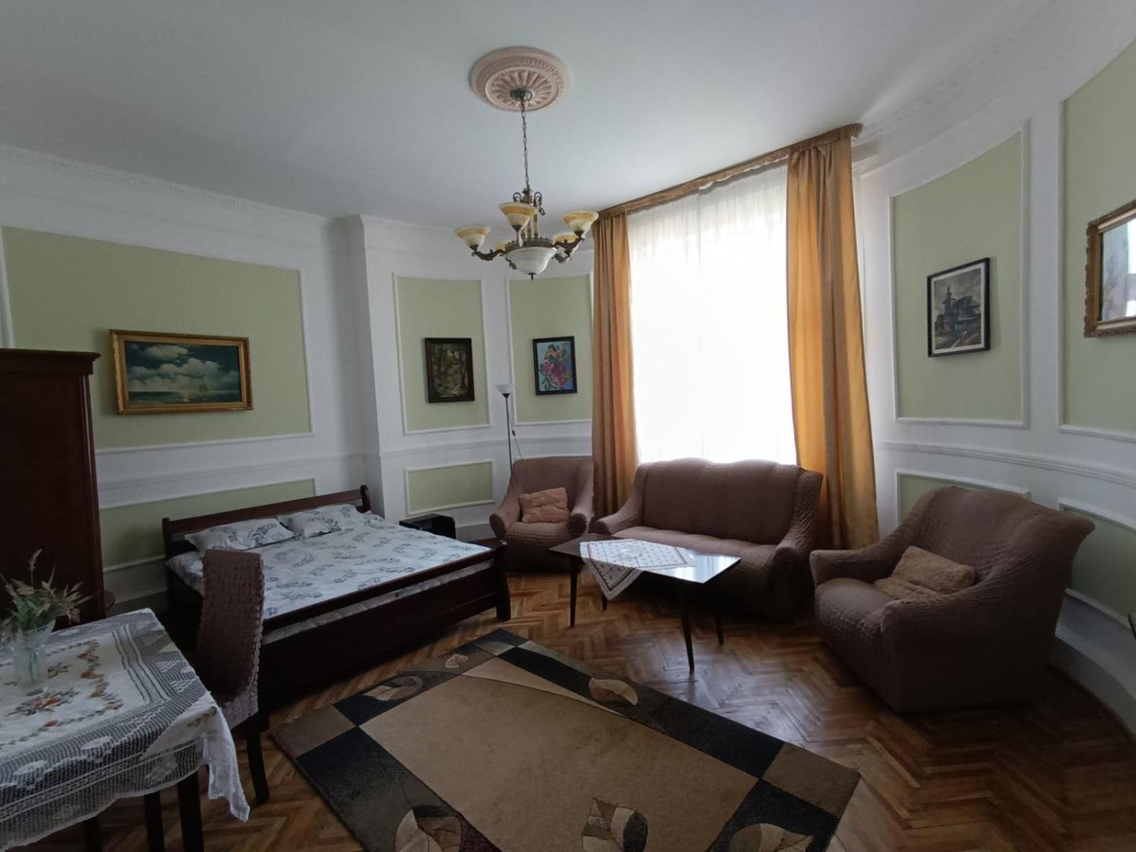 Старовинні Апартаменти У Центрі Міста Uzjhorod Eksteriør bilde